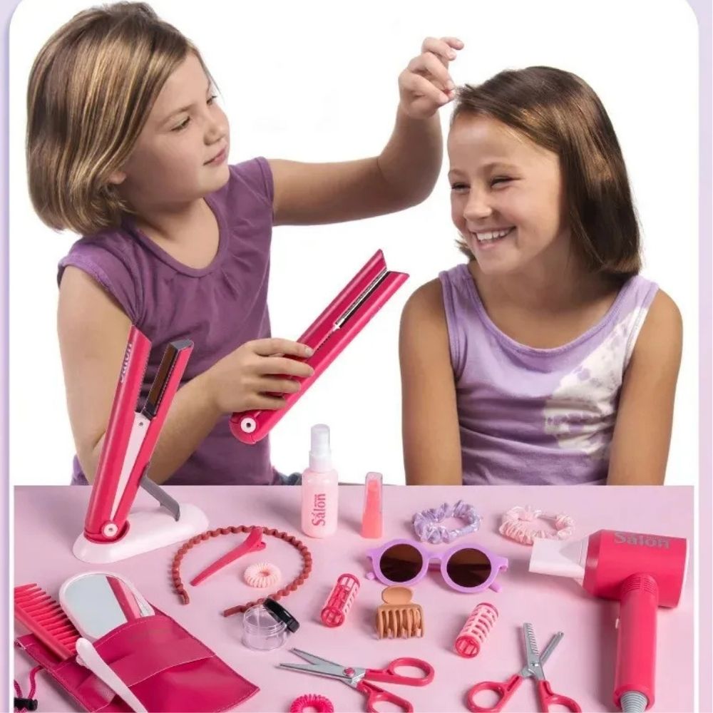 2 amies partagent de bons moments complices avec leurs accessoires cheveux pour le jeux créatifs