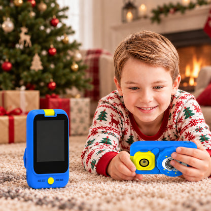 un garçon joue avec son appareil photo et microscope enfant le matin de Noël heureux de son cadeau préféré
