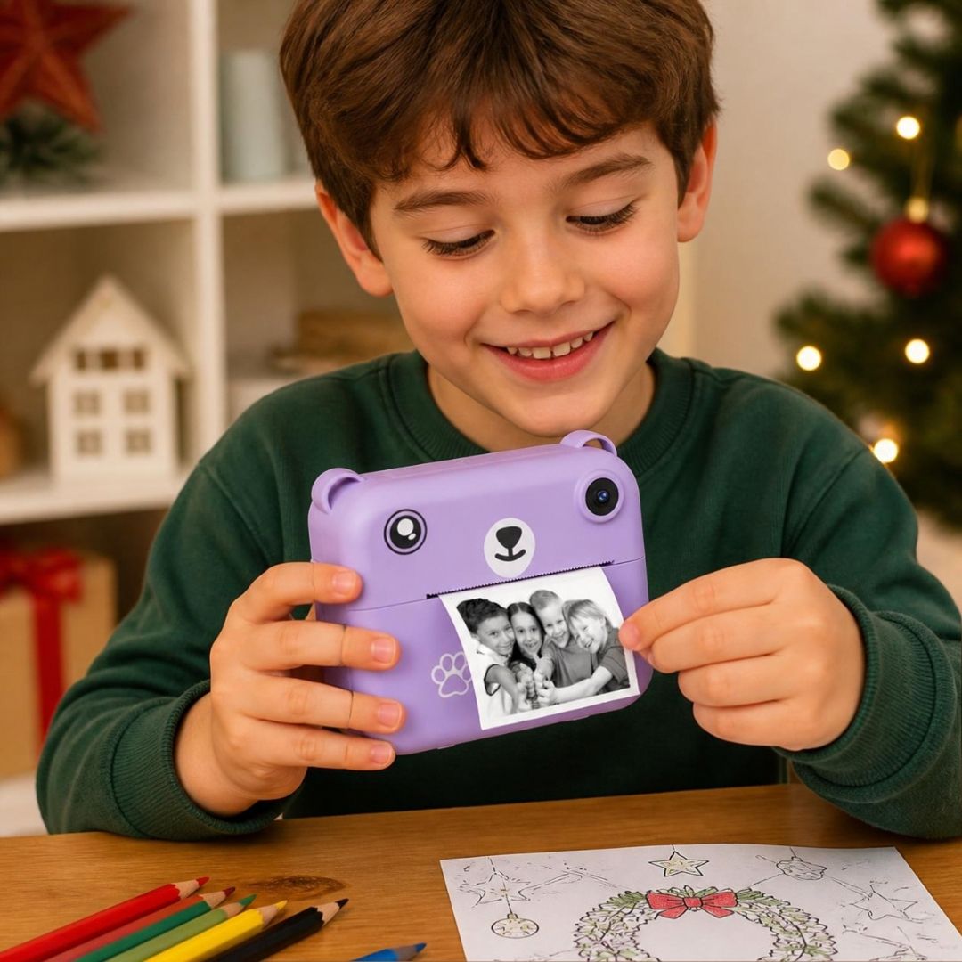 garçon qui imprime avec son appareil photo enfant instantanné et mini imprimante thermique avec jeux video, lecteur mp3,  