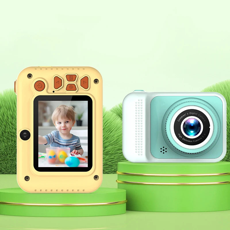 2 appareil photo numéique recto et verso montre que l écran est grand et l'image est claire