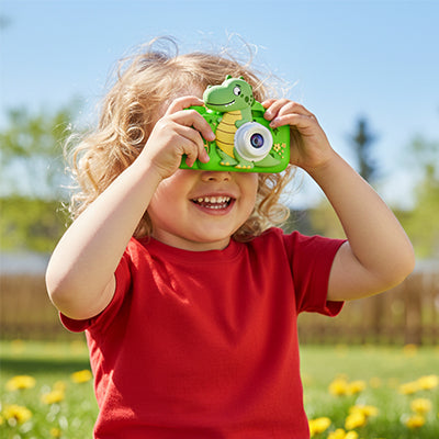 bambin 3 ans capture ses souvenirs avec son mini appareil photo pour enfant anti choc