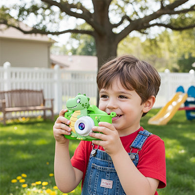 garçon capture ses souvenirs avec son mini appareil photo pour enfant anti choc