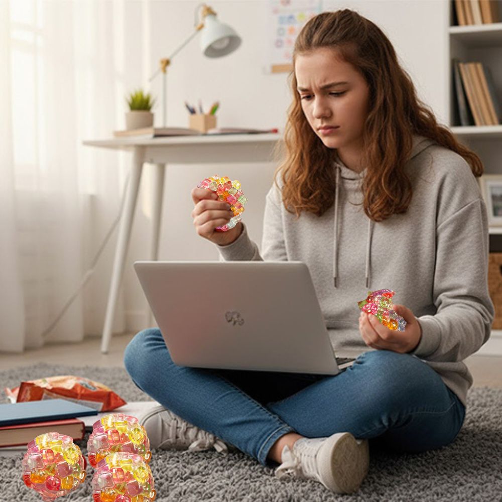 un fille  se concentre sur sa lecture grace à sa balle anti-stress avec perles aux multiples couleurs lumineuses