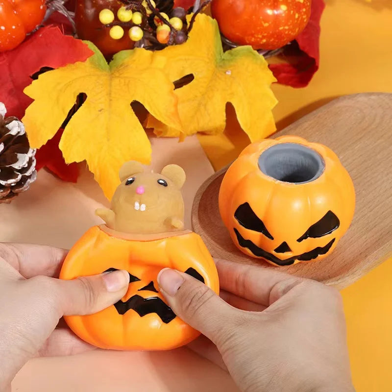 balle anti stress pour Halloween en forme de citrouille a presser pour faire sortir une souris