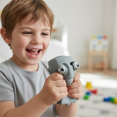 gamin presse sa balle anti stress enfant stone man rigolo
