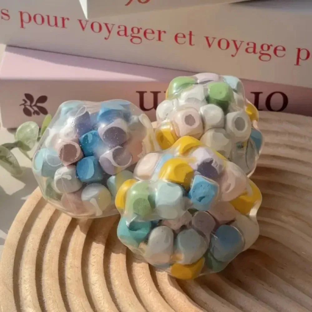 Balle anti-stress avec petites perles en céramique faisant un léger bruit relaxant