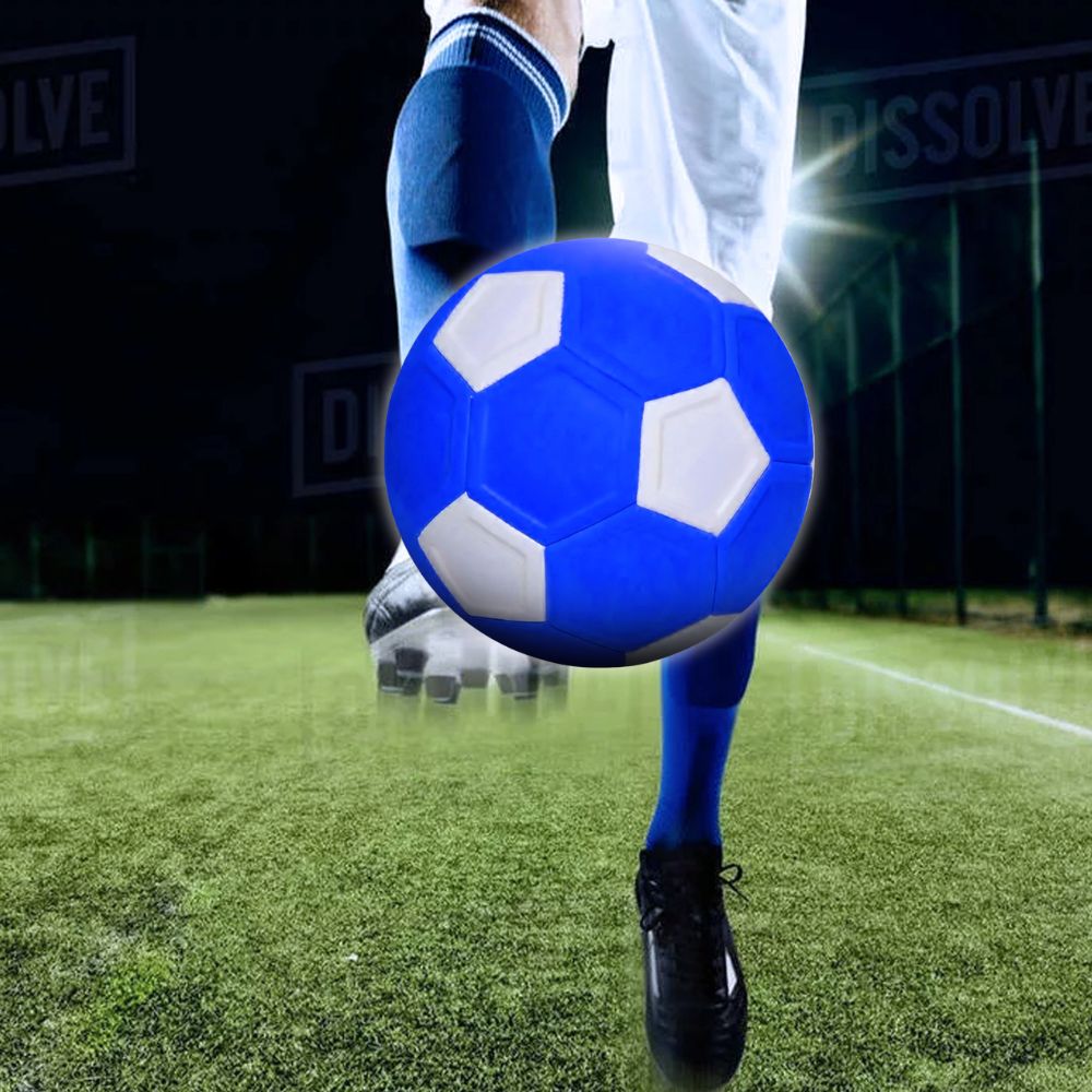 botté de placement réussi avec le ballon foot bleu et blanc magnifique