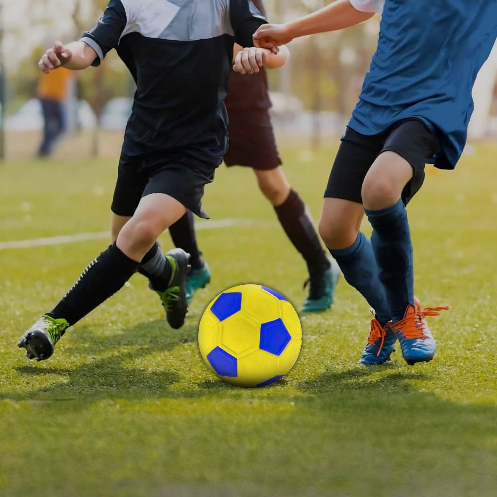 les joueur s'amusent en grand dans leur  partie avec le ballon foot adapté à leurs besoins