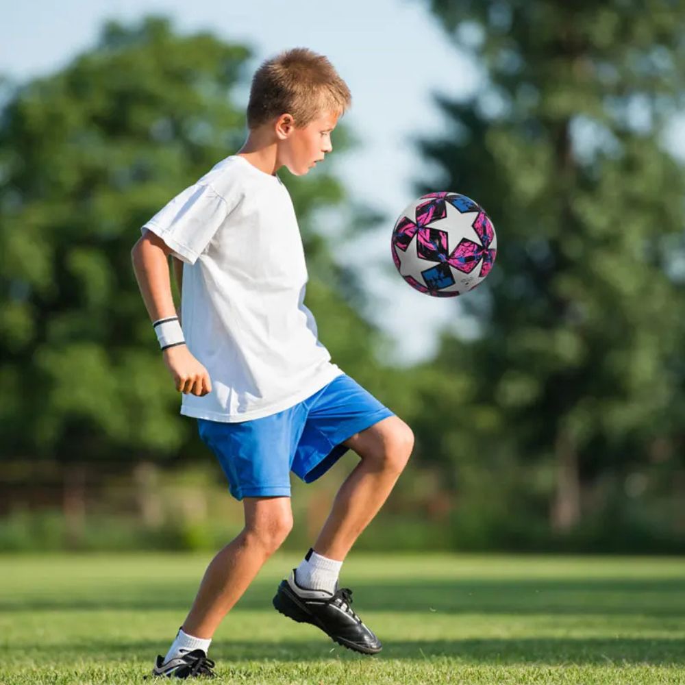 ballon foot de bon joueur qui pratique son jeu de pied sur le terrain gazonné ballon taille 5