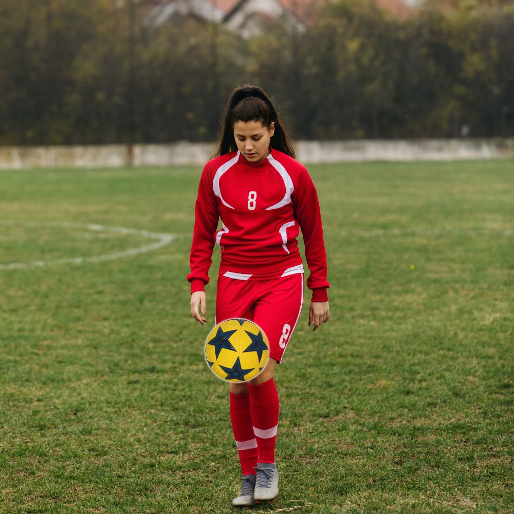 ballon foot attrayant et stimulant l'activité physique  chez les filles et les garçons jaunes avec étoiles noires
