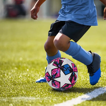 un joueur de football manie bien le ballon foot rose étoilé lors des passse et des échanges musclés
