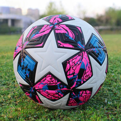 un ballon foot sur terrain pret au jeu
