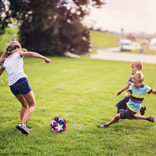3 enfants prennent un grand plaisir dans leur match de foot avec le ballon foot
