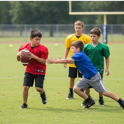 4 garçons de 11 ans jouent au ballon football americain 