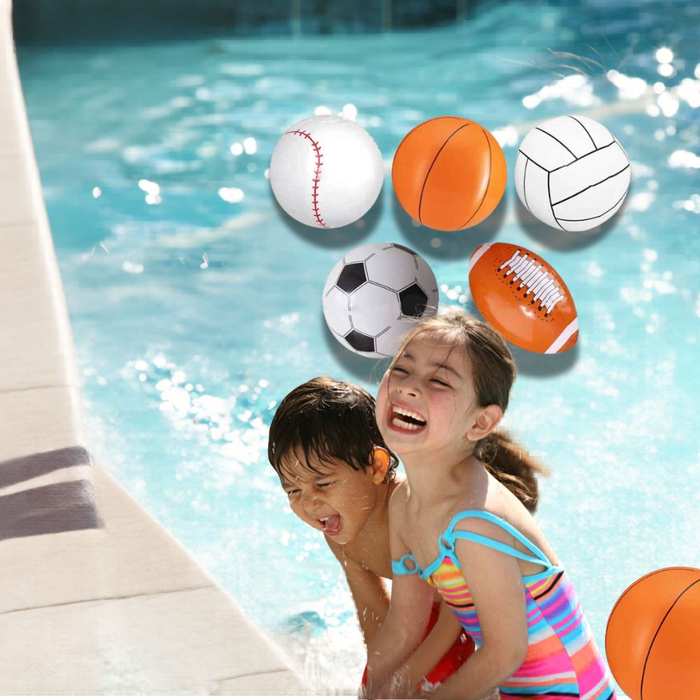 L'été dans la piscine avec ses amis et son ballon gonflable de sport aquatique
