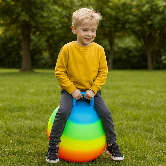 le garçon prend plaisir à sauter et rebondier sur son ballon sauteur Bouncy ball de Jeux-Focus