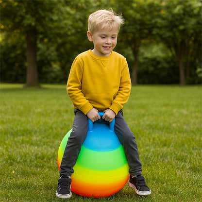 le garçon prend plaisir à sauter et rebondier sur son ballon sauteur Bouncy ball de Jeux-Focus
