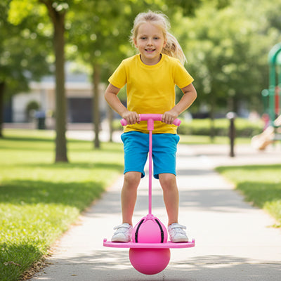 une enfant s'amuse sur son ballon sauteur rose ultra stable et sécuritaire