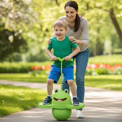 le garçon est excité de faire l 'essai de son ballon sauteur vert version grenouille sauteuse