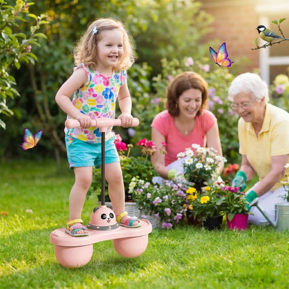 gamine de 3 ans sur son ballon sauteur  double dans le jardin