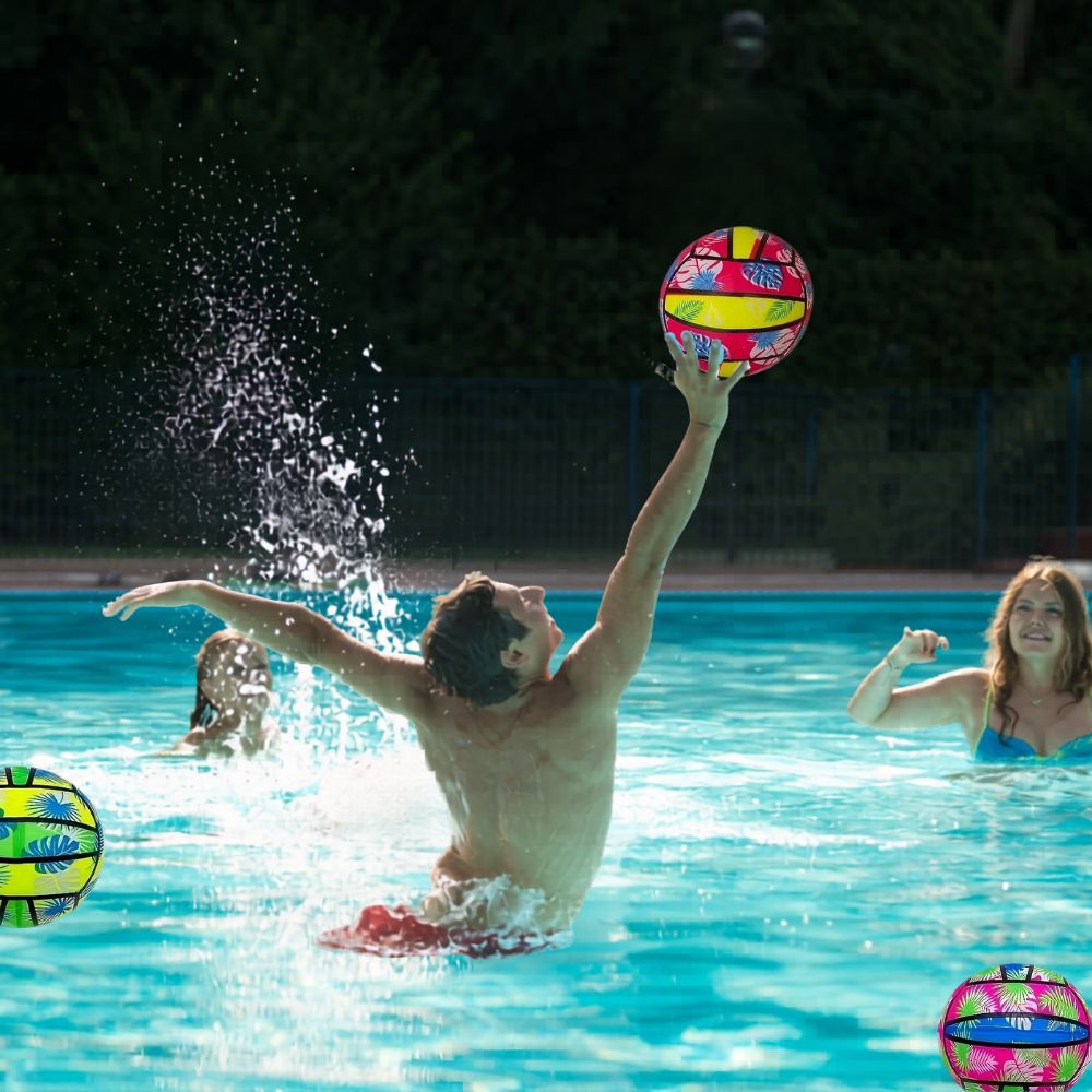 jouer au volley ball dans la piscine, le bonheur pur avec ce ballon volley 