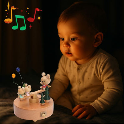 un charmant bébé admire les jolis oursons sur sa boite a musique bébé  