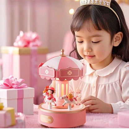 une petite princesse de 5 ans admire sa boite a musique avec ses 4 cheveaux dans un carrousel réaliste