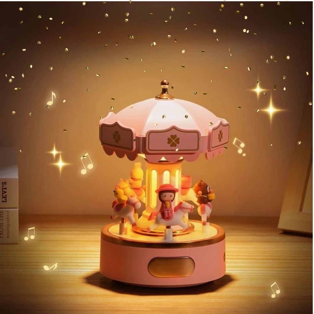 une boite a musique rose et dorée avec des cheveux qui montent et descent comme le carrousel avec sa lumière de veilleuse au centre de la pièce