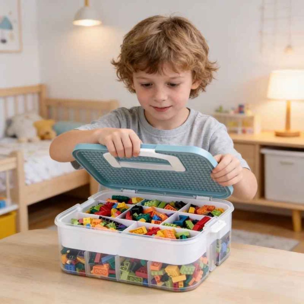 garcon rangeant ses blocs lego organisés dans une boite en plastique