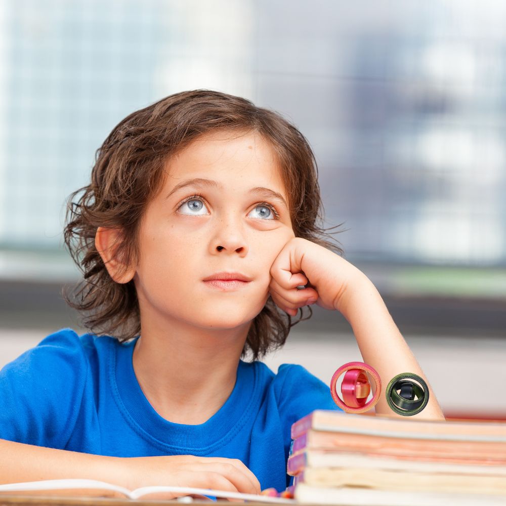 enfant et ses fidget toys en classe boule anti stress 