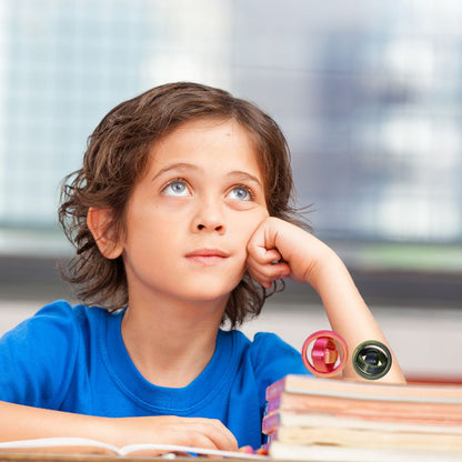 enfant et ses fidget toys en classe boule anti stress 