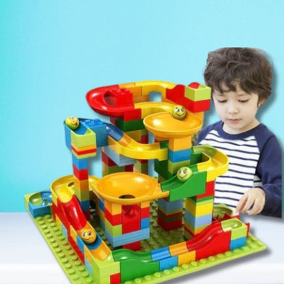 un jeu de construction parfait pour les enfants d'Âges préscolaire un bac rempli de brique de construction et de billes qui passionnent les enfants