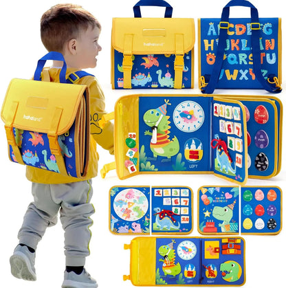 Un gamin porte fièrement son cartable du BUSY BOARD BLEU dinosaure jouer et apprendre sans toucher aux écrans