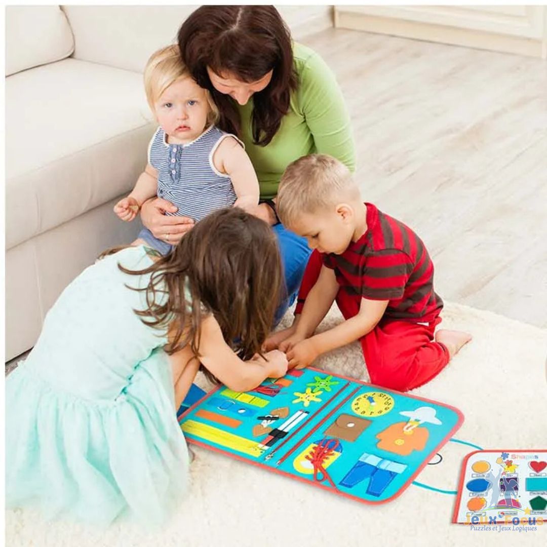 une mere joue avec ses 3 enfant au busy book familial