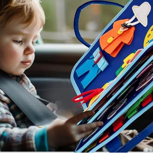 un gamin minion de 1 an Voyage en voiture concentré dans son Bsy Board bleu