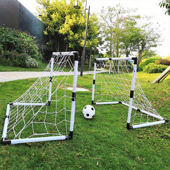 cage de foot enfant un but pour chaque équipe, avec petit ballon débutant