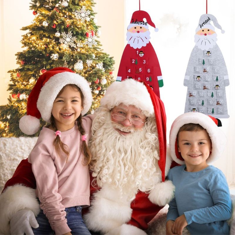 Père Noël est très fier de ses calendrier de l'avent à remplir pour ses petits amis