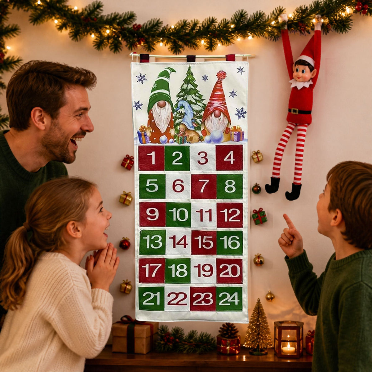 la famille heureuse autour du calendrier de l'avent de lutin farceur