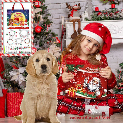 une fillette en pyjama au pied du sapin ouvre une porte à la fois son calendrier de l'avent bijoux pour enfant