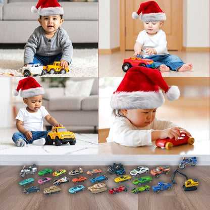 4 jeunes garçons jouent avec des petites voitures espérant leur calendrier de lavent enfant rempli de voitures jouets