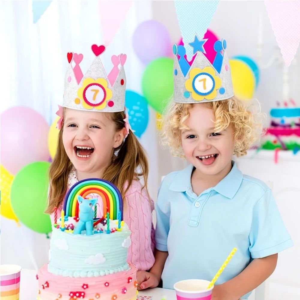 les jumeaux célèbrent leur 7 ans avec le chapeau d'anniversaire en feutre avec numéro interchangeable