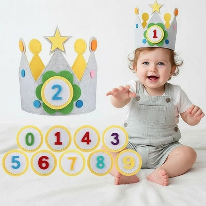 un bébé porte son chapeau d'anniversaire avec le 1 de son âge modèle jaune , mixte