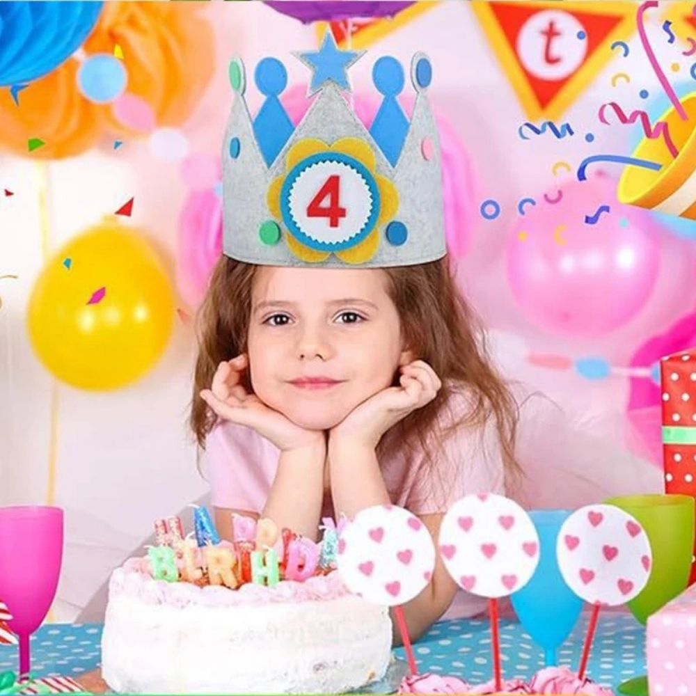 une fillette porte son chapeau d anniversaire avec le macaron 4 pour ses 4ans