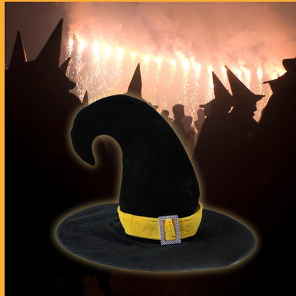 Dans une soirée de sorcière un chapeau de sorcière noir avec ceinture jaune illumine la place