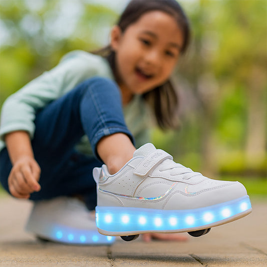 enfant avec chaussure a roulette blanche en cuir u et Led
