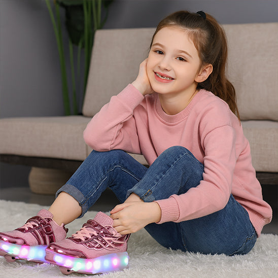 fille pour sortir avec ses amies avec ses chaussures à roulettes