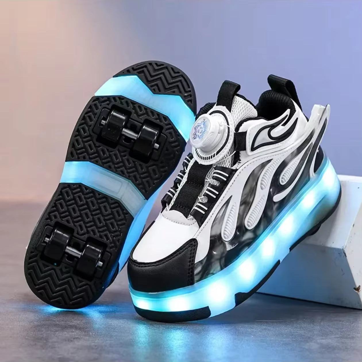 Chaussures à roulettes blanches avec design de flammes noires mode avec Led et 4 roues en équilibre solide. NOUVEAU