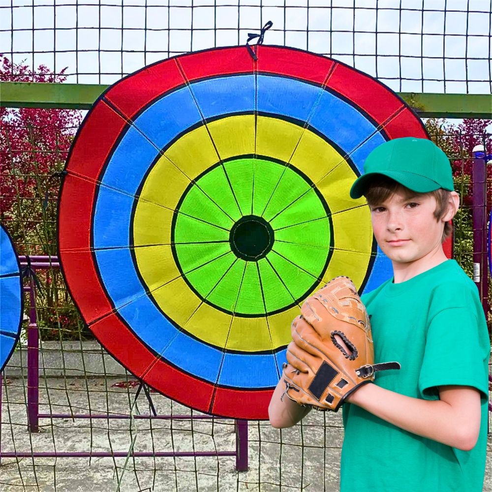 les enfants utilisent le jeu de cible fléchette  avec balles collantes à velcro 