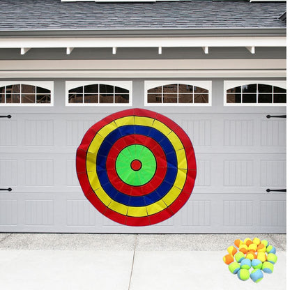 installer un Cible flechette géante aux couleur flamboyantes sur la grosse porte de garage, attire les petits joueurs dans le quartier.