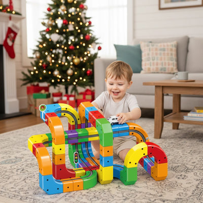 un Bambin joue avec son circuit de voiture reç à Noël un jeu de construction génial